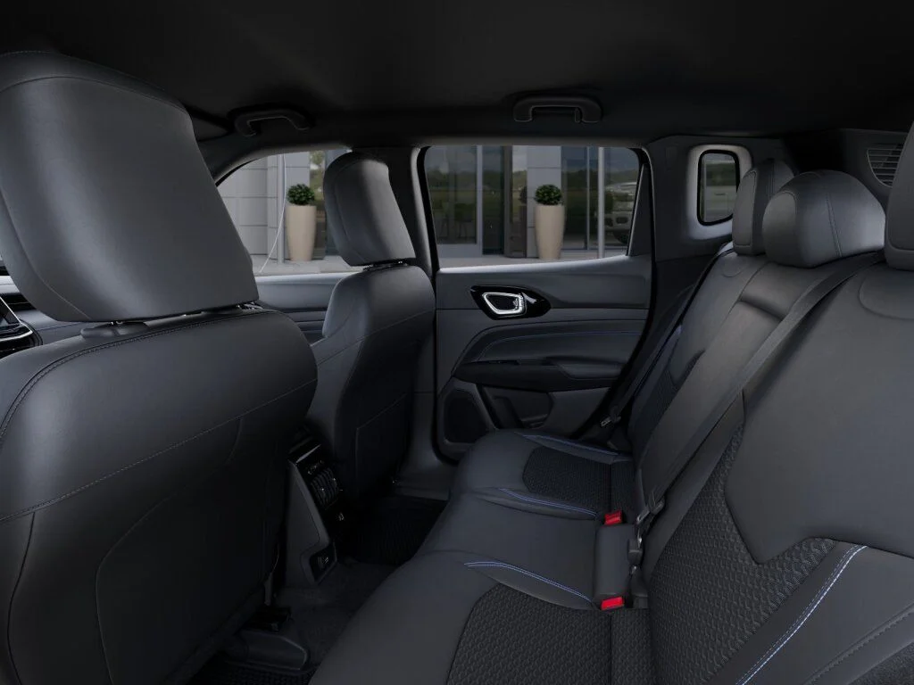 New 2026 Diamond Black Crystal Pearl-Coat Exterior Paint Jeep Latitude image 23