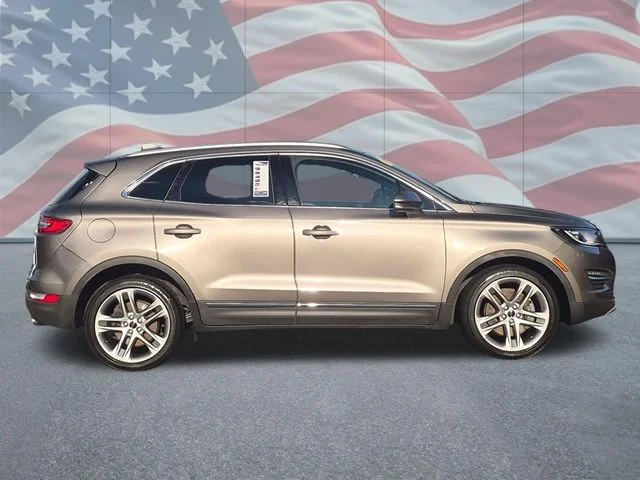 Used 2017 Silver Lincoln Reserve image 2