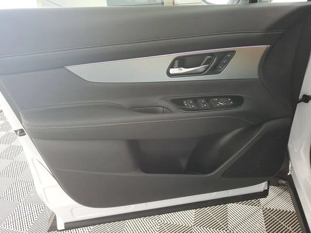 New 2025 Two-tone Everest White TriCoat / Super Black Nissan SL image 31