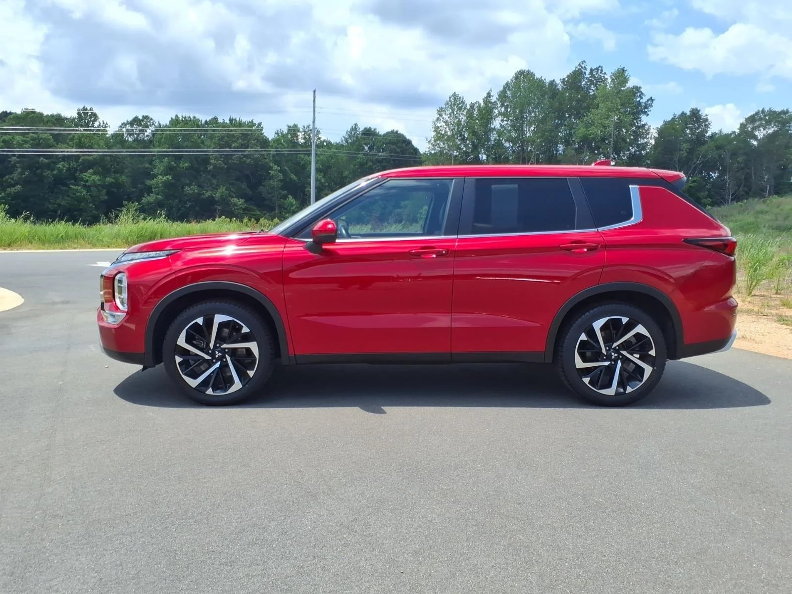Used 2024 Red Diamond Mitsubishi SE image 3