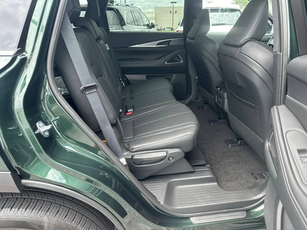 New 2027 DEEP EMERALD INFINITI Luxe FWD image 13