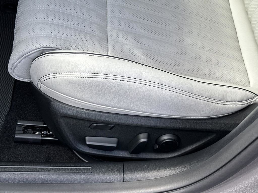 New 2026 Silver Genesis 3.3T SPORT PRESTIGE image 10
