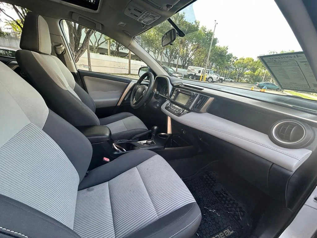 Used 2015 Silver Toyota XLE image 26