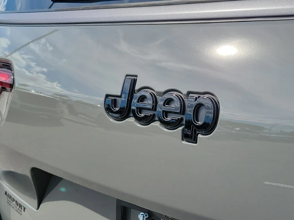 New 2027 Gray Jeep Laredo Altitude image 5