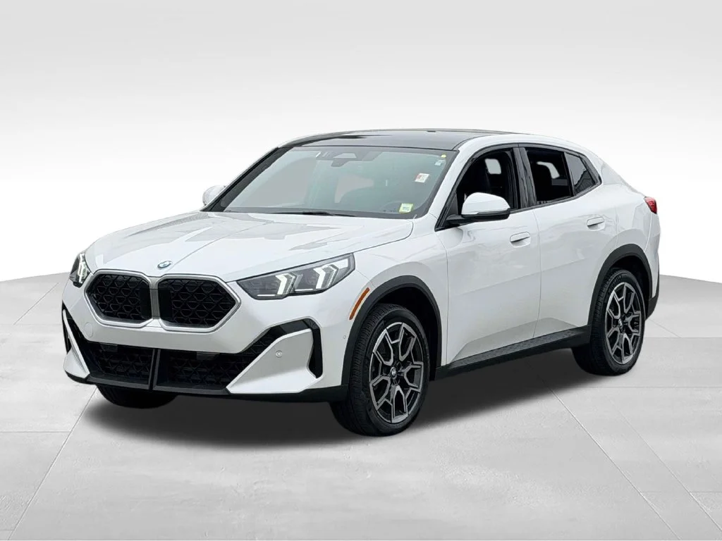 Used 2026 White BMW xDrive28i image 3