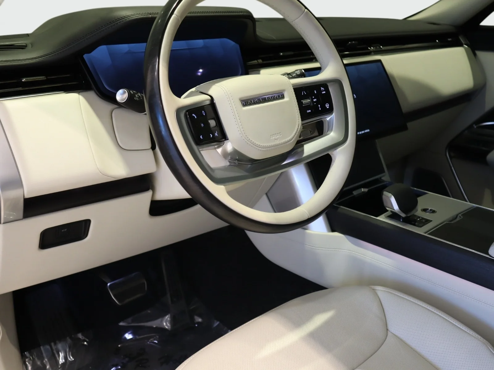Used 2024 White Land Rover P530 Autobiography LWB 7 Seat image 21