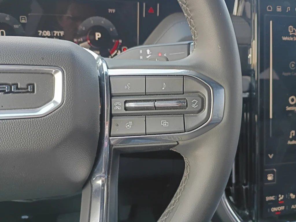 Used 2025 White GMC Denali image 28