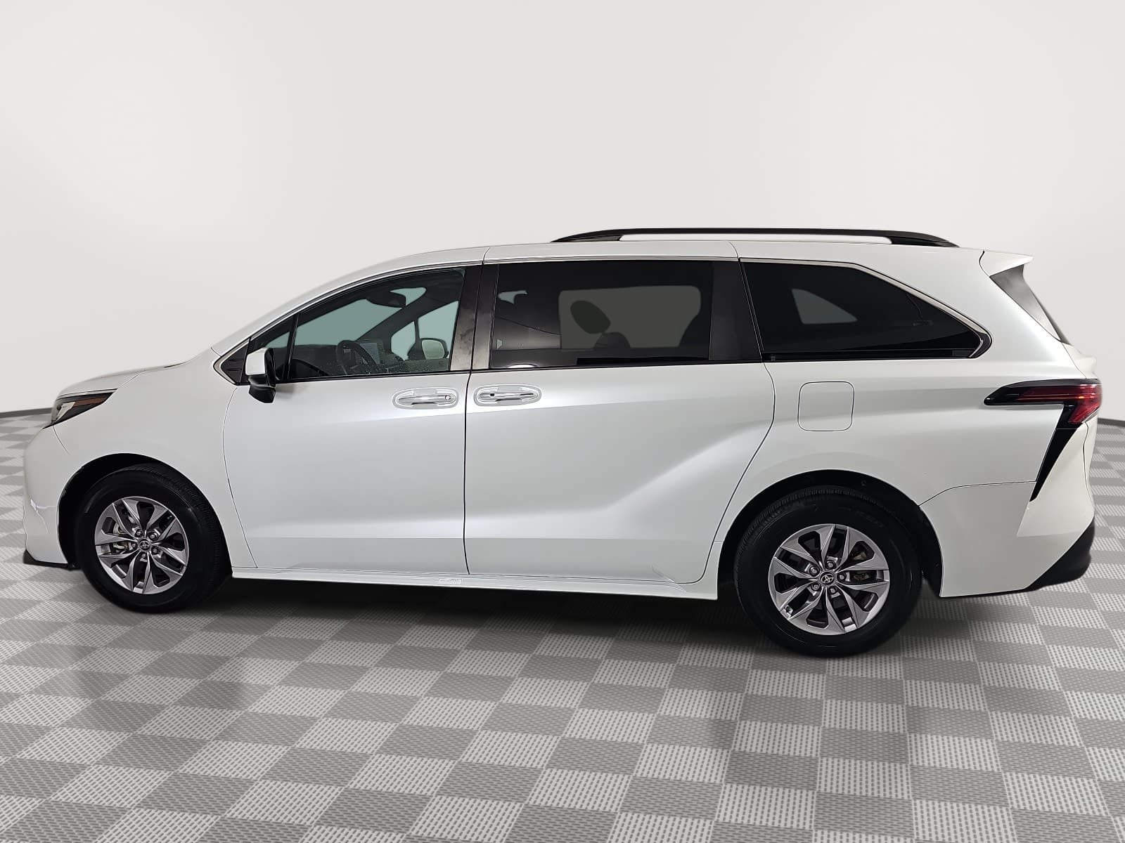 Used 2022 Beige Toyota XLE image 5