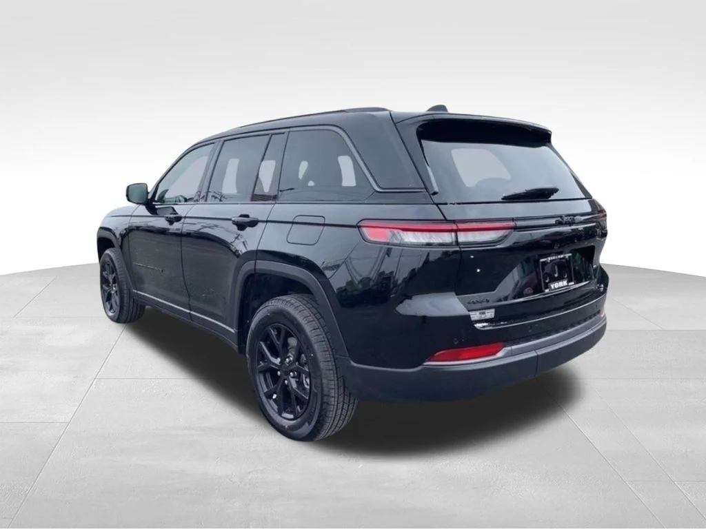 New 2026 Diamond Black Crystal Pearl-Coat Exterior Paint Jeep Altitude image 3