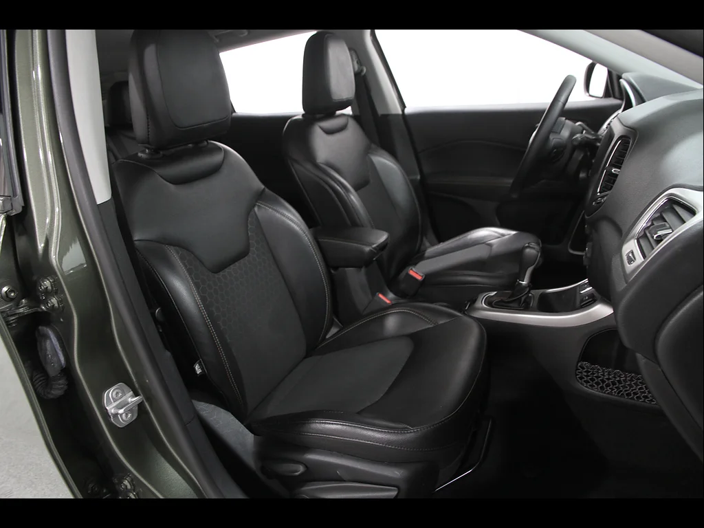 Used 2019 Olive Green Pearl Coat Jeep Latitude image 17