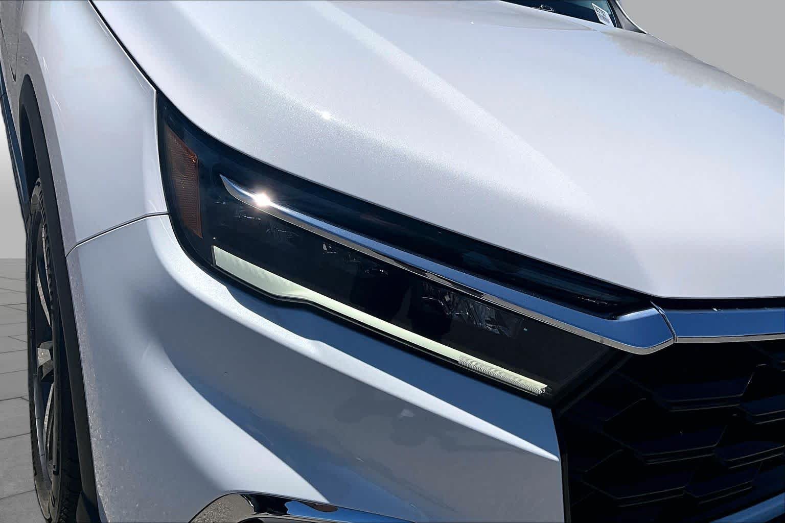 Used 2025 Platinum White Pearl Honda Touring image 27