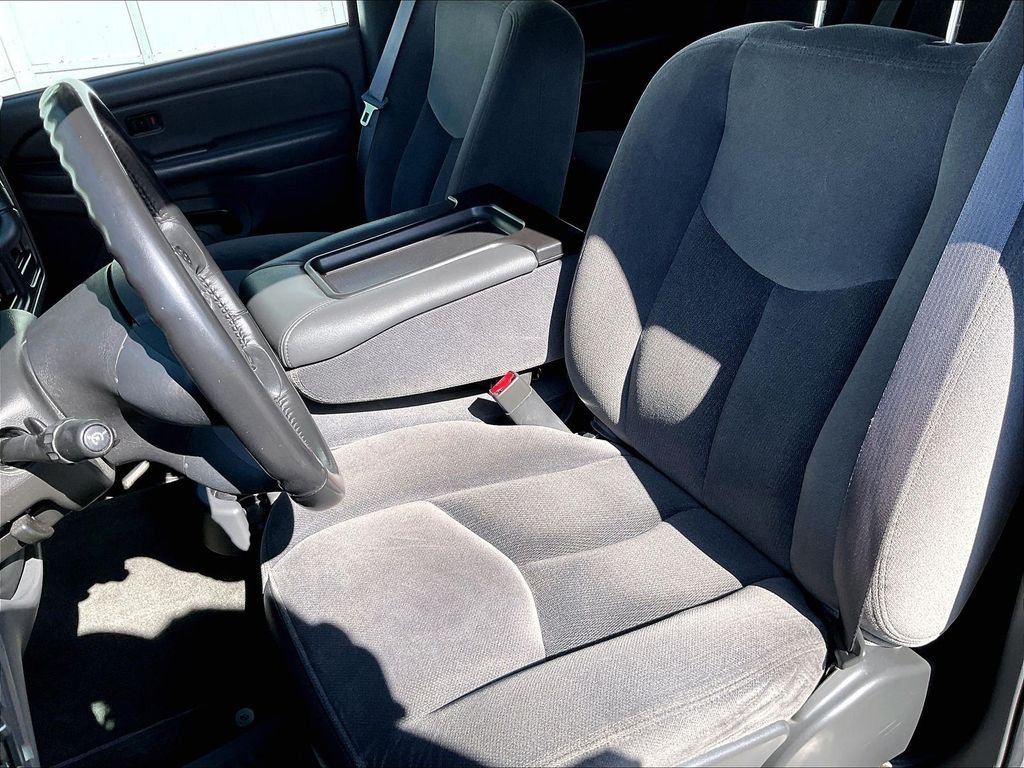 Used 2005 Silver Birch Metallic GMC SLE image 10