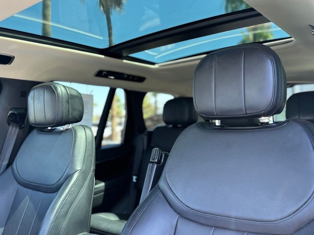 Used 2023 Santorini Black Metallic Land Rover SE image 5