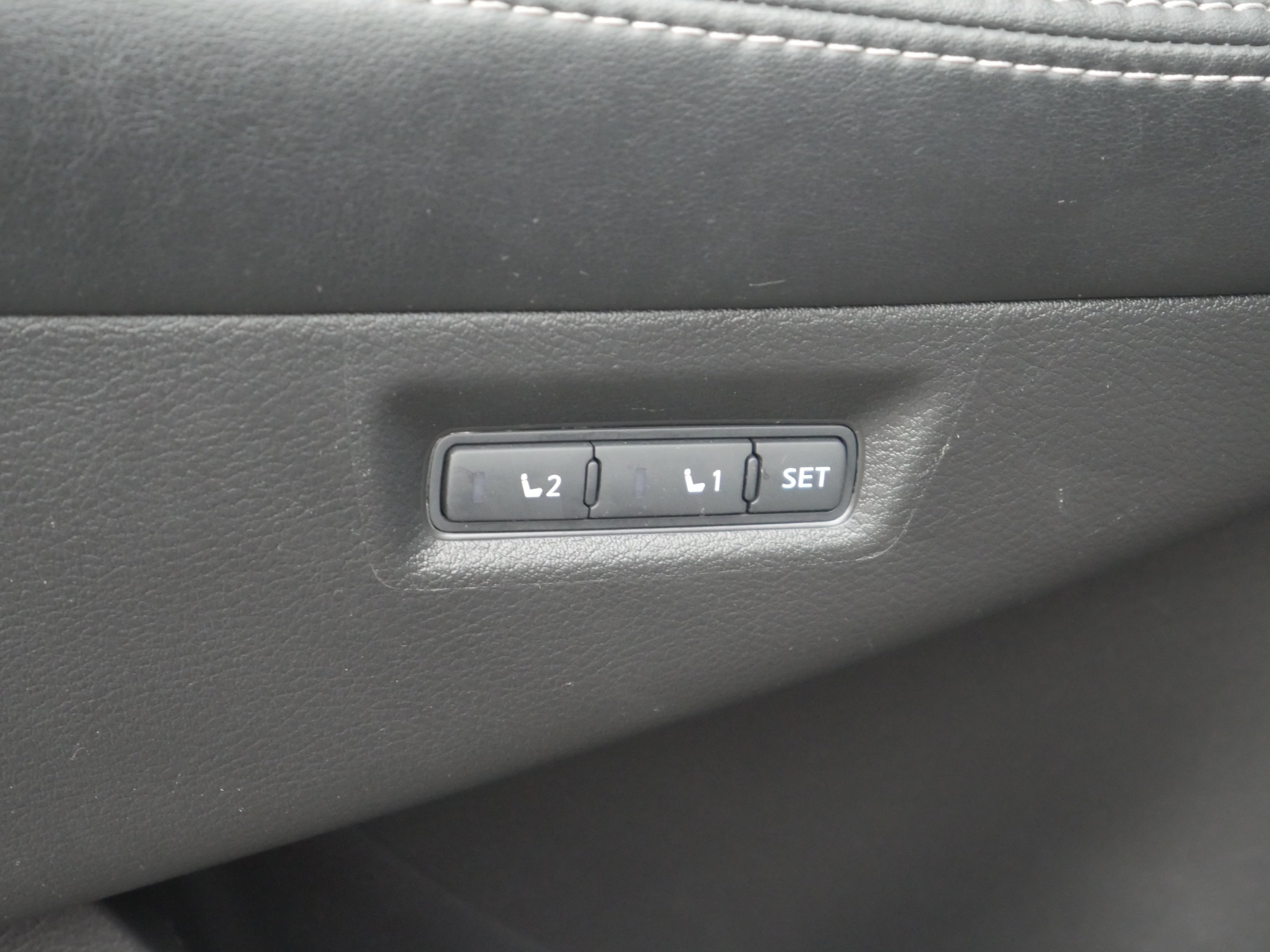 Used 2016 Cayenne Red Metallic Nissan Platinum image 35