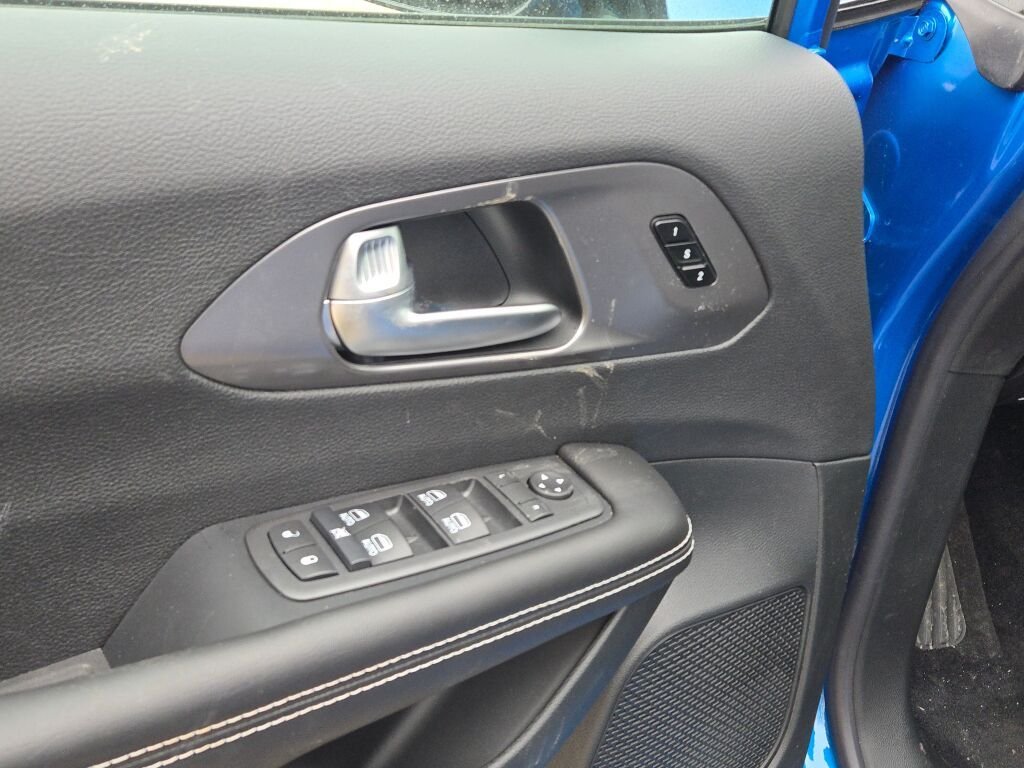 New 2026 Hydro Blue Pearl-Coat Exterior Paint Chrysler Select image 24