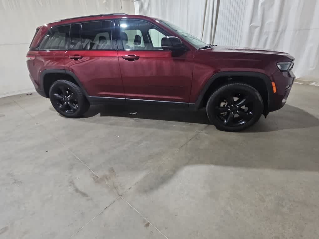 Used 2023 Velvet Red Pearlcoat Jeep Limited image 5