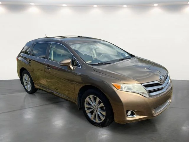 Used 2013 Gold Toyota LE image 8