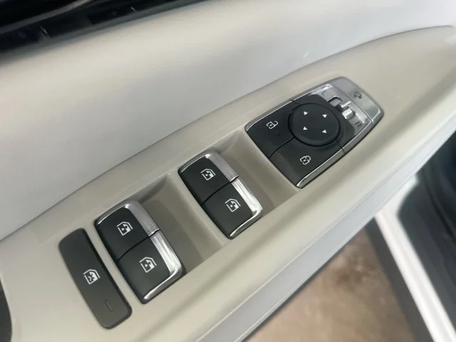 New 2027 Snow White Pearl Kia SX Prestige image 24