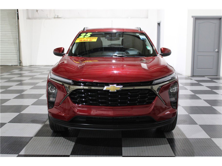 2025 Chevrolet Trax LT photo 3