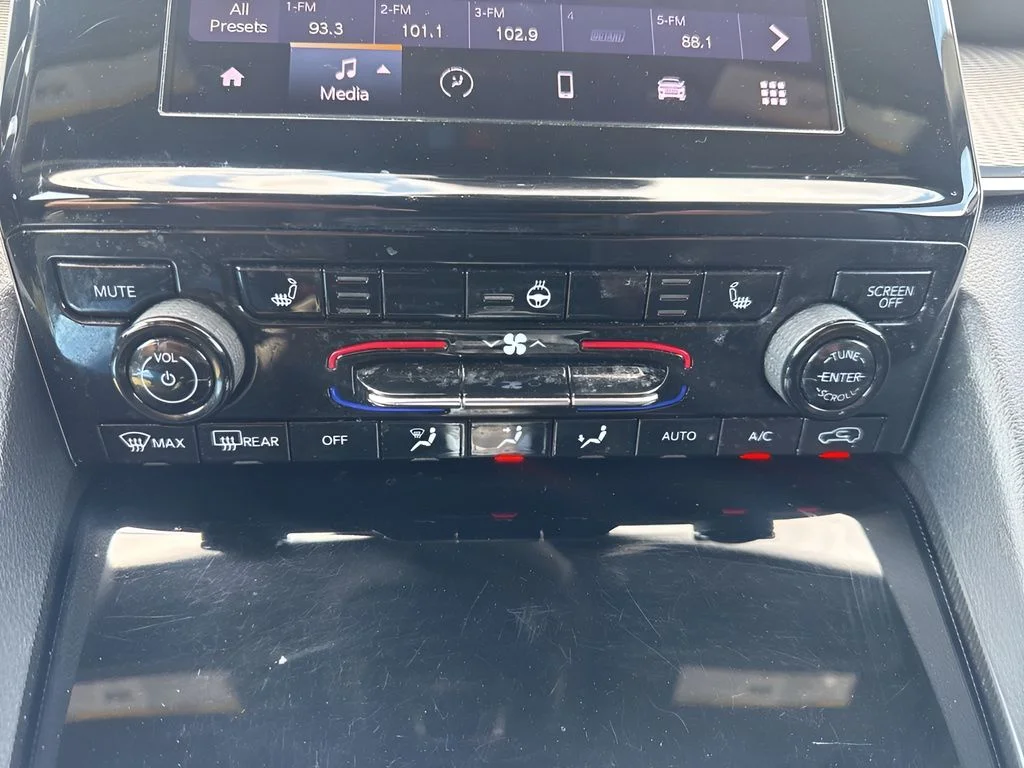 Used 2024 Silver Jeep Altitude X image 18