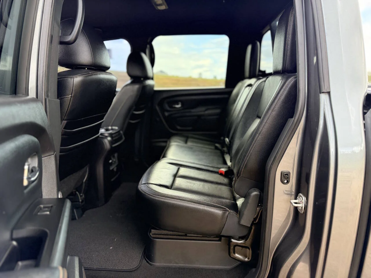 Used 2018 Gray Nissan SL 4x2 4dr Crew Cab image 13