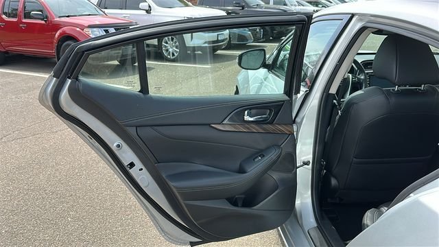 Used 2018 Silver Nissan Platinum image 22