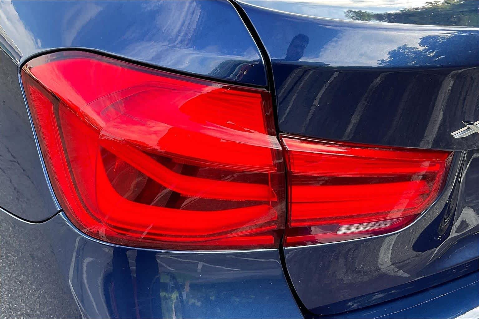 Used 2018 Mediterranean Blue Metallic BMW 330i xDrive image 27