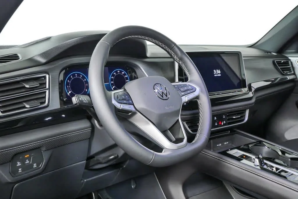 New 2026 Opal White Pearl Volkswagen 2.0T SE w/Technology image 4