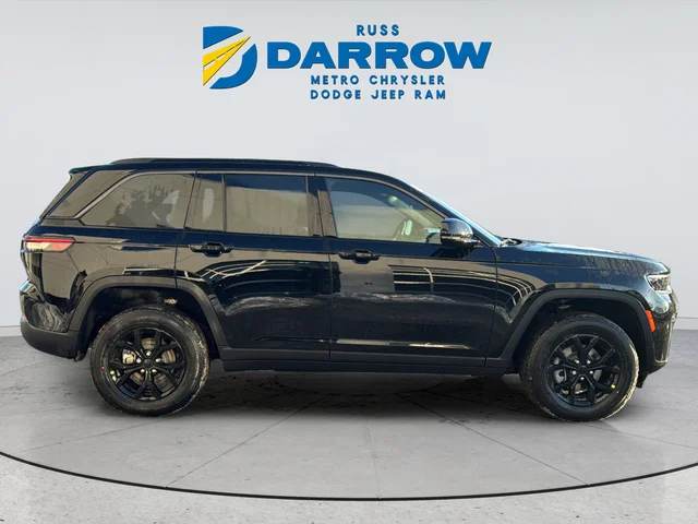New 2026 Diamond Black Crystal Pearlcoat Jeep Altitude image 6