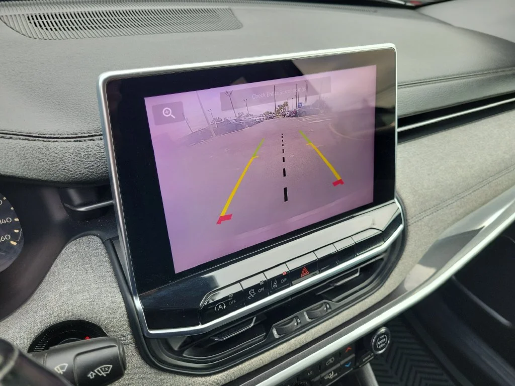 Used 2022 White Jeep Latitude image 36