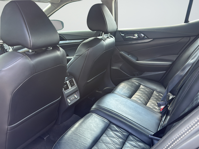 Used 2023 Black Nissan Platinum image 21