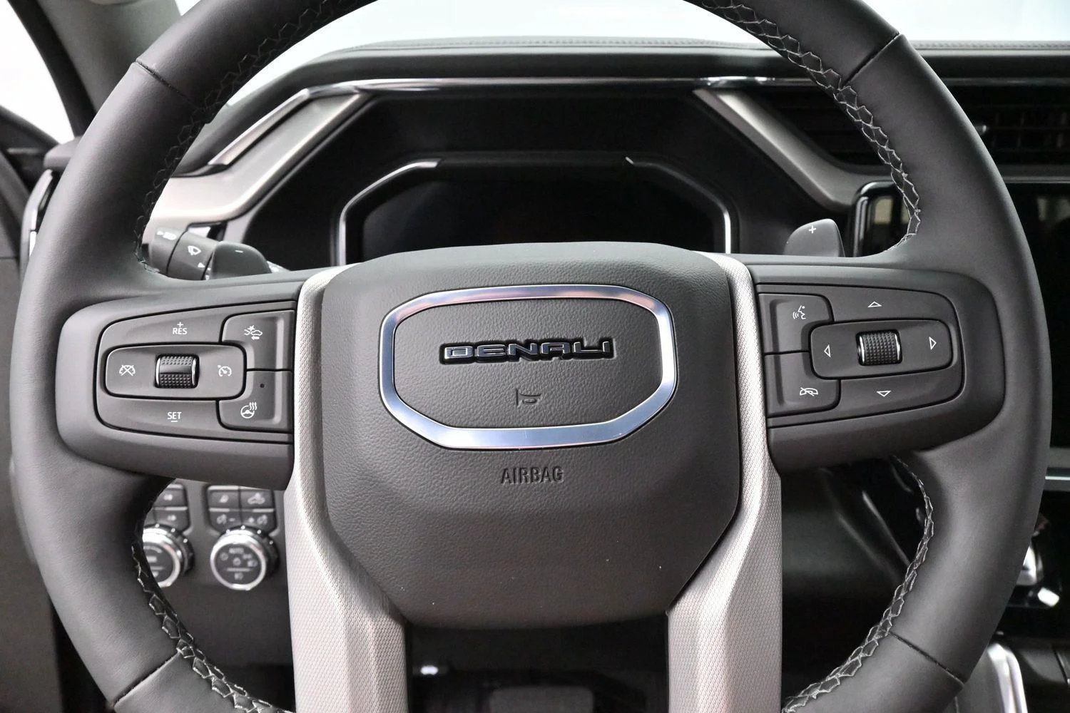 Used 2025 Onyx Black GMC Denali image 17