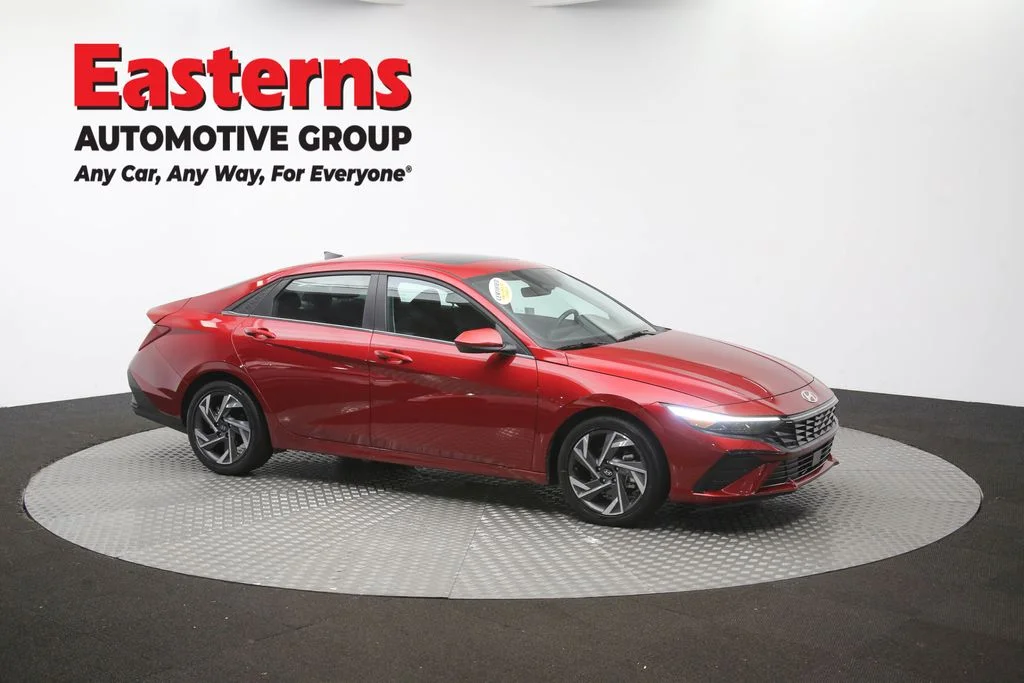Used 2025 Red Hyundai SEL Convenience image 49