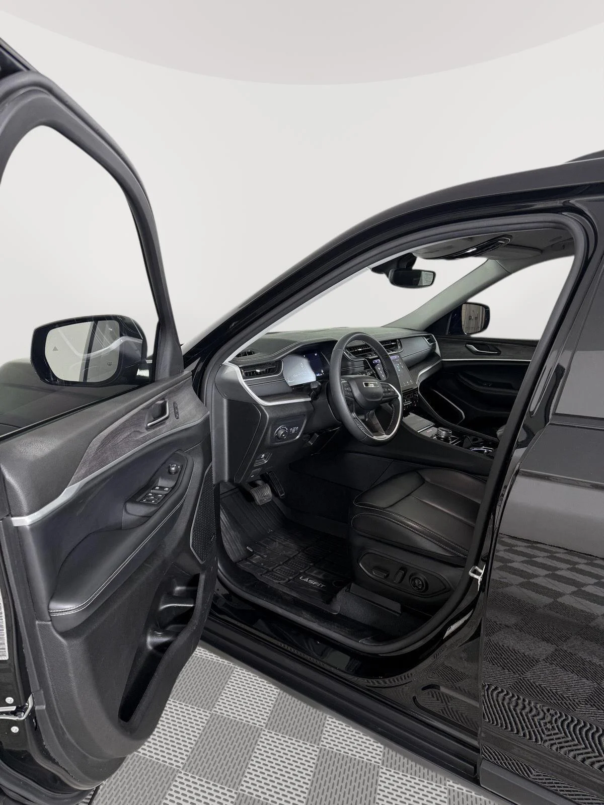 Used 2023 Diamond Black Crystal Pearlcoat Jeep Limited image 2