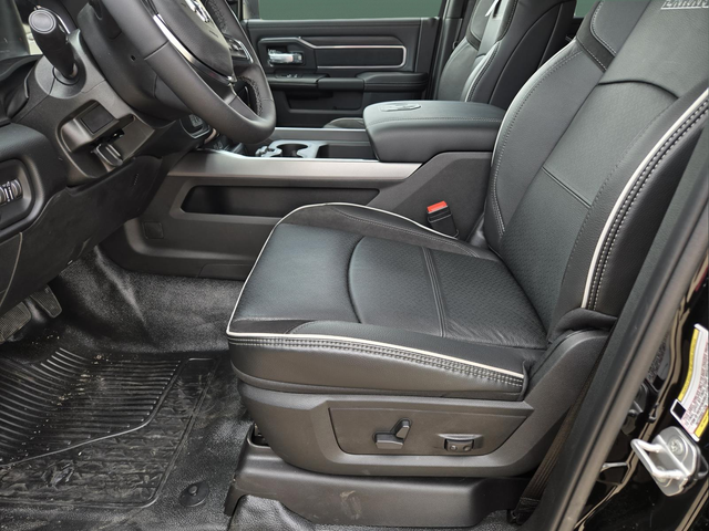 New 2026 Diamond Black Crystal Pearl-Coat Exterior Paint RAM Tradesman image 14