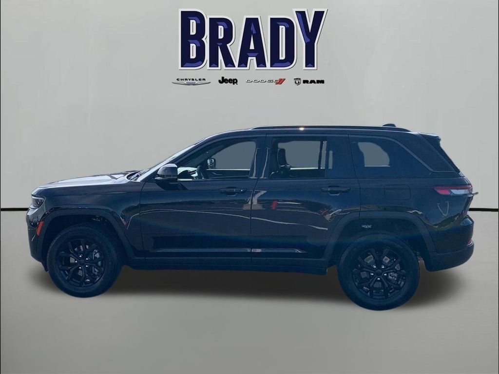 New 2026 Diamond Black Crystal Pearl-Coat Exterior Paint Jeep Laredo Altitude image 4