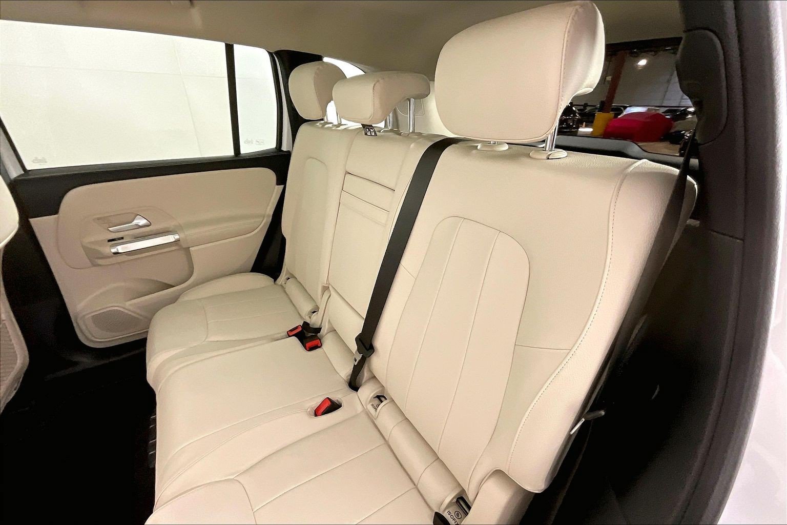 New 2026 Polar White Mercedes-Benz GLB 250 image 23