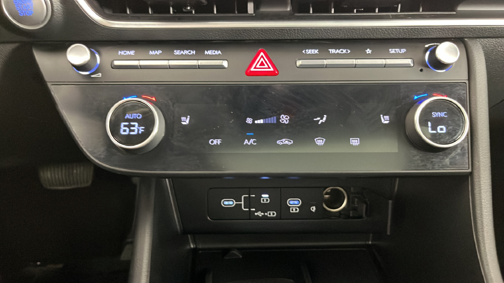 Used 2025 Silver Hyundai SEL Convenience image 32