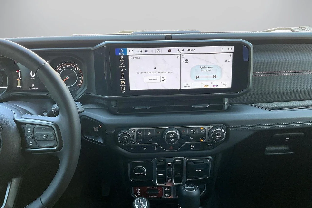Used 2025  Jeep Rubicon image 12