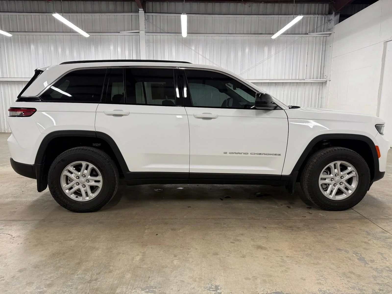 Used 2025 White Jeep Laredo image 5