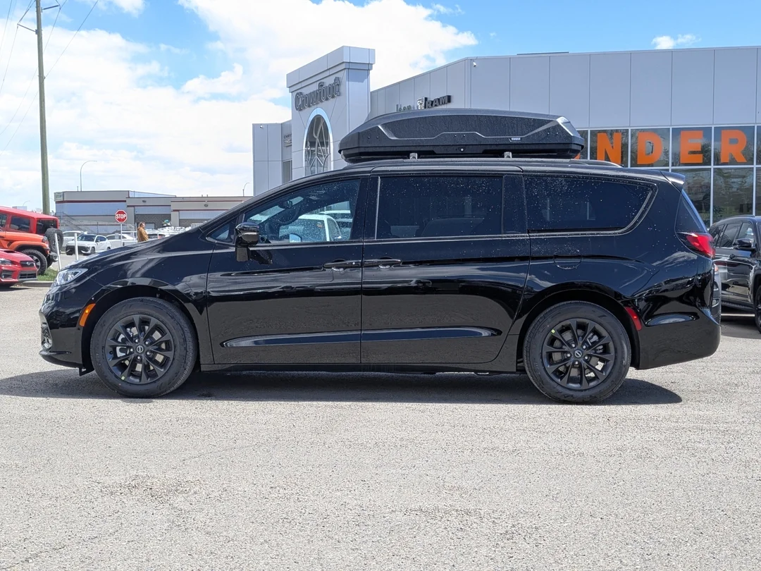 New 2026 Black Chrysler Select - - FWD - 360 Camera - FAV Edition - Power Liftgate - Remote Start & More! image 5