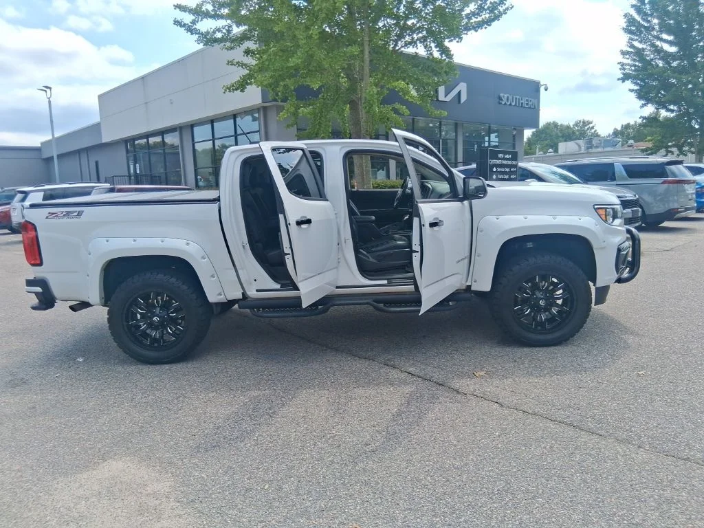 Used 2022 White Chevrolet Z71 image 18
