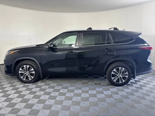 Used 2023 Black Toyota L image 41
