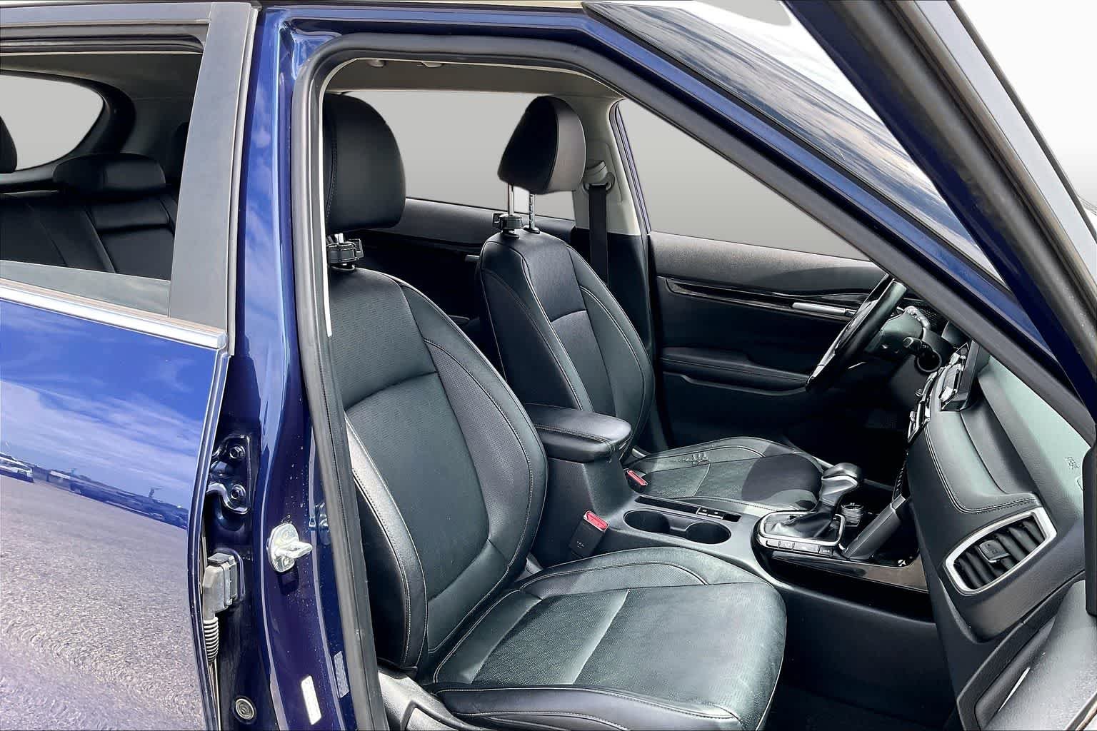 Used 2021 Dark Ocean Blue/White Roof Kia SX image 9
