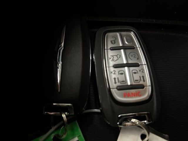 New 2026 Diamond Black Crystal Pearl-Coat Exterior Paint Chrysler Select image 36
