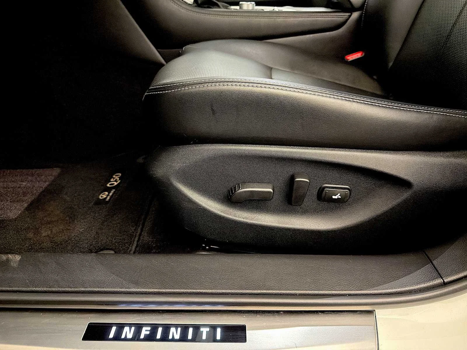 Used 2023 Majestic White INFINITI LUXE image 10