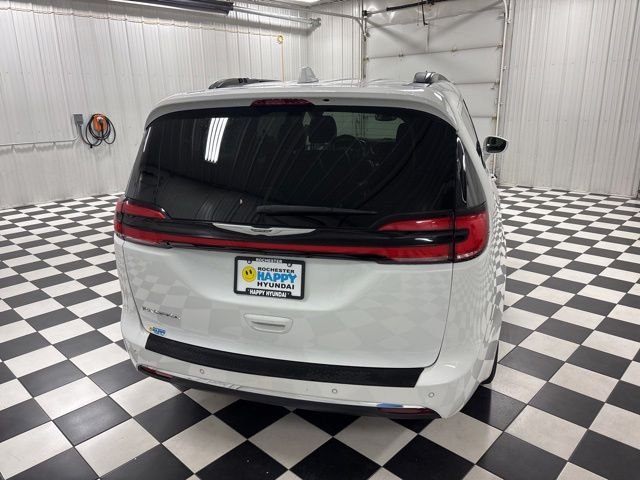 Used 2022 White Chrysler Touring L image 4