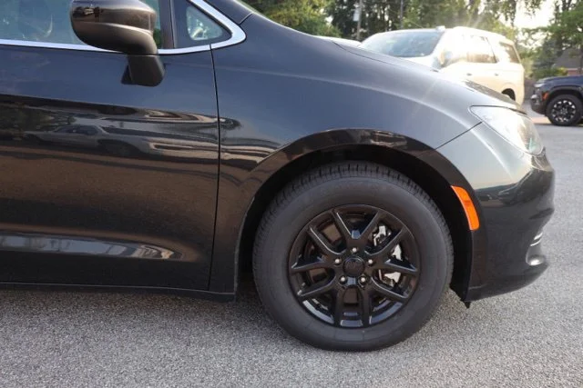Used 2023 Black Chrysler LX image 16