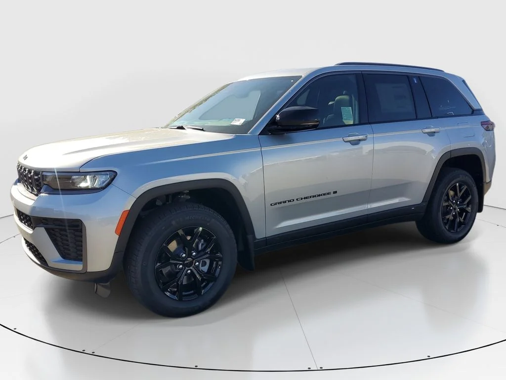 New 2026 Silver Zynith Exterior Paint Jeep Altitude image 8