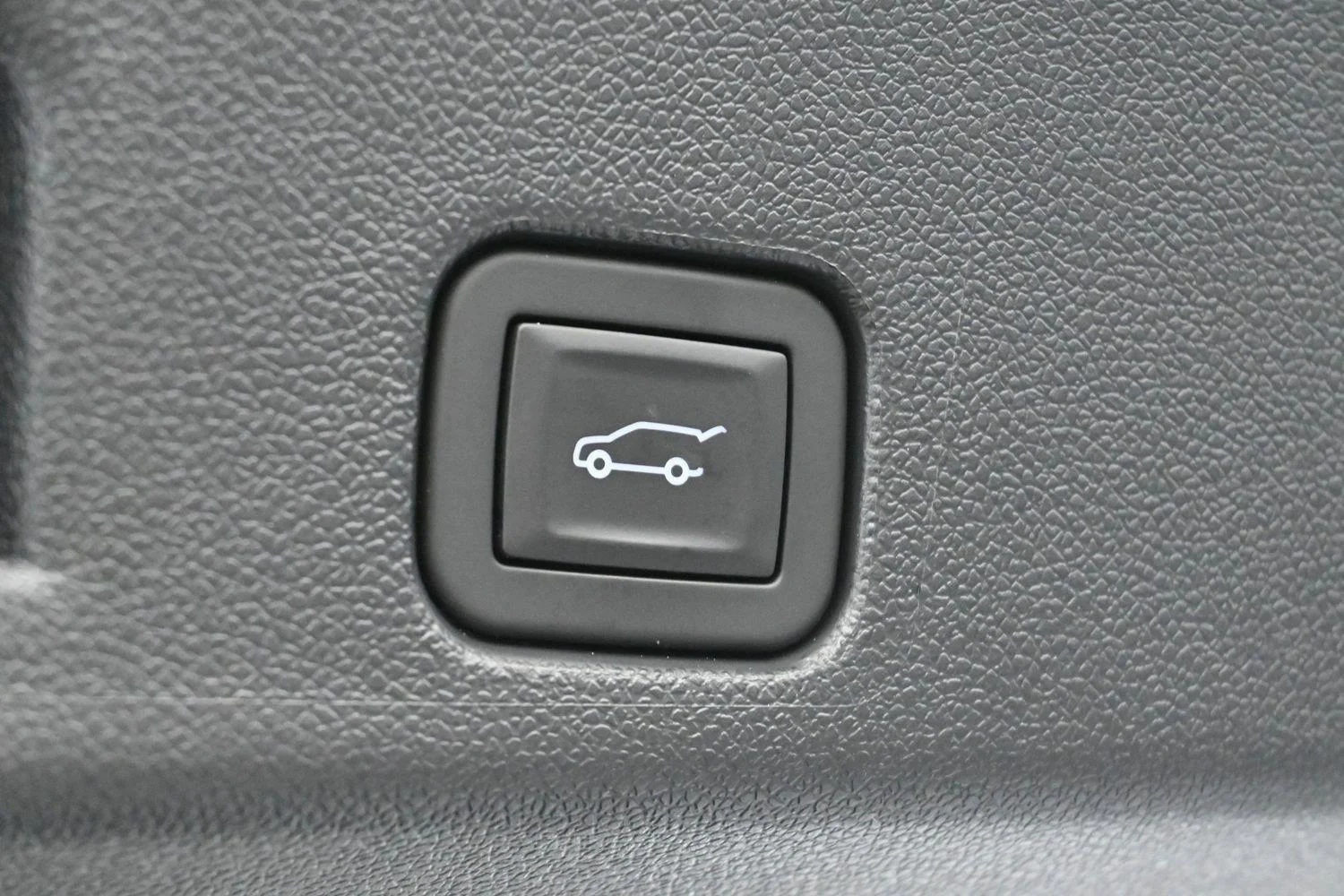 Used 2024 Summit White GMC FWD Elevation image 10
